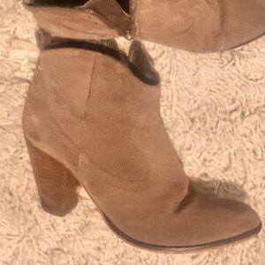 Source Unknown Tan Heeled Boots
